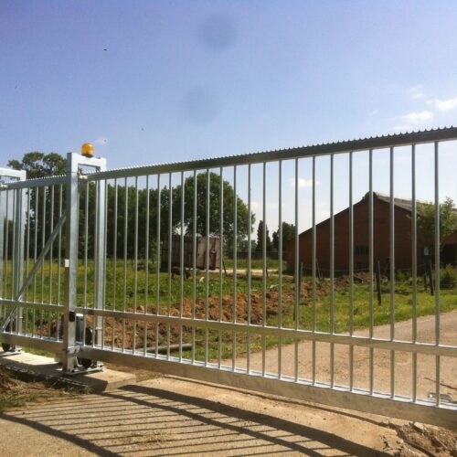 Onze schuifpoorten zijn leverbaar tot 20 meter doorgang, perfect voor bedrijven, terreinen en industriële toepassingen.